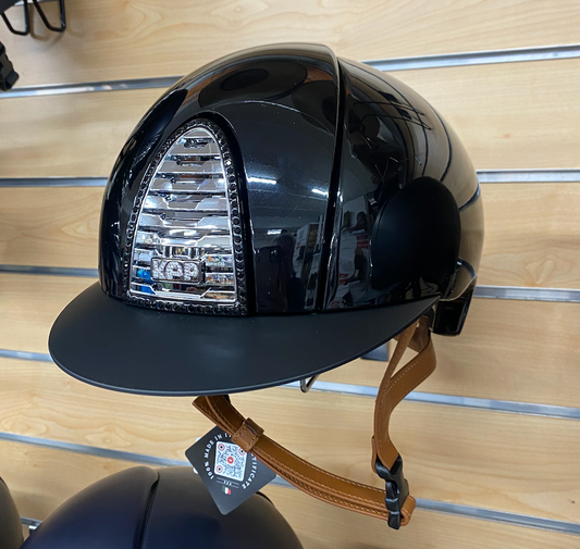 Kep Cromo 2.0 Polish Black with Black Matt Visor, Black Crystal Frame, Crystal Frame and Beige Chin Strap.